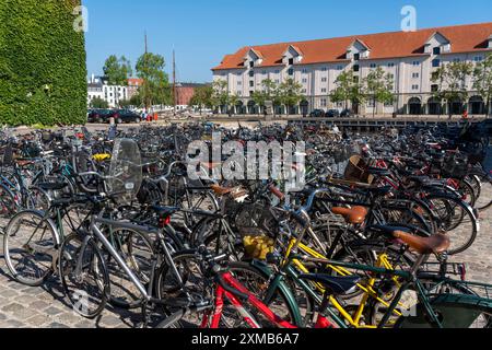 Fahrradparkplatz am Eigtveds Pakhus, altes Lagerhaus, in Christanshavn, Kopenhagen, Dänemark Stockfoto