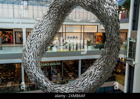 Fisketorvet, Copenhagen Mall, Einkaufszentrum, Kalvebod Brygge Viertel, Kunstwerk Shoal Nr. 8, Fischschule aus Stahl, in Kopenhagen, Dänemark Stockfoto