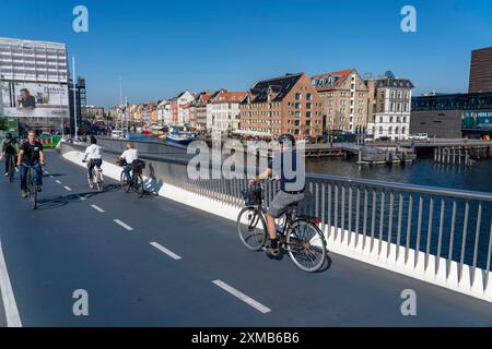 Radfahrer auf der Inderhavnsbroen Fahrrad- und Fußwegsbrücke über den Hafen in Nyhavn, Kopenhagen, gilt als die Radfahrerhauptstadt der Welt, 45 Stockfoto