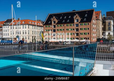 Radfahrer auf der Inderhavnsbroen Fahrrad- und Fußwegsbrücke über den Hafen in Nyhavn, Kopenhagen, gilt als die Radfahrerhauptstadt der Welt, 45 Stockfoto