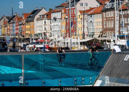 Radfahrer auf der Inderhavnsbroen Fahrrad- und Fußwegsbrücke über den Hafen in Nyhavn, Kopenhagen, gilt als die Radfahrerhauptstadt der Welt, 45 Stockfoto