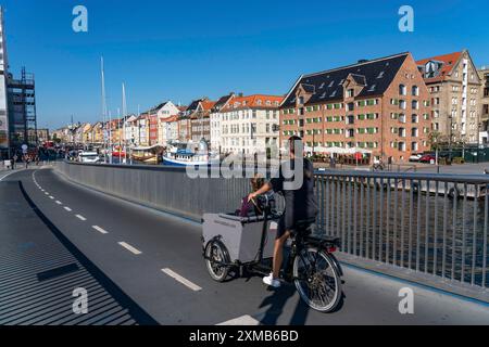 Radfahrer auf der Inderhavnsbroen Fahrrad- und Fußwegsbrücke über den Hafen in Nyhavn, Kopenhagen, gilt als die Radfahrerhauptstadt der Welt, 45 Stockfoto