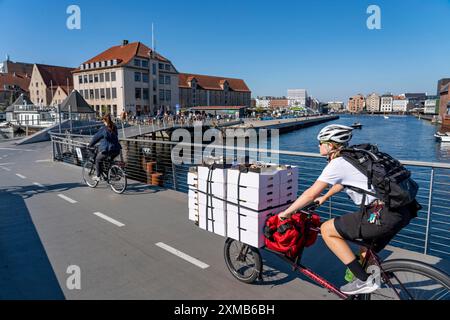 Radfahrer auf der Inderhavnsbroen Fahrrad- und Fußwegsbrücke über den Hafen in Nyhavn, Kopenhagen, gilt als die Radfahrerhauptstadt der Welt, 45 Stockfoto