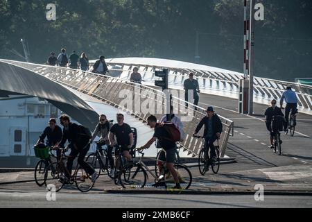 Radfahrer auf dem Lille Langebro-Radweg und der Fußgängerbrücke über den Hafen, Kopenhagen gilt als die Fahrradhauptstadt der Welt, 45 % der davon Stockfoto