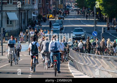 Radfahrer auf Radwegen, auf der Vester Voldgade Straße, der Lille Langebro Brücke, im Stadtzentrum von Kopenhagen, galt als Fahrradhauptstadt der Stockfoto