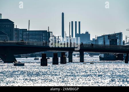 Blick über den Hafen, die Fußgänger- und Radbrücke Inderhavnsbroen, Skyline bei Sydhavnen im Hintergrund, Schornsteine der Blockheizkraftwerke und Stockfoto