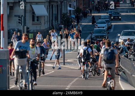 Radfahrer auf Radwegen, auf der Vester Voldgade Straße, der Lille Langebro Brücke, im Stadtzentrum von Kopenhagen, galt als Fahrradhauptstadt der Stockfoto