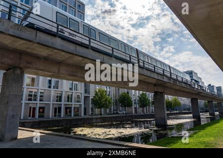 Orestad District, der jüngste Stadtteil von Kopenhagen, auf der Insel Amager, geplant 1992 und noch im Bau, Hochbahnstrecke von Stockfoto