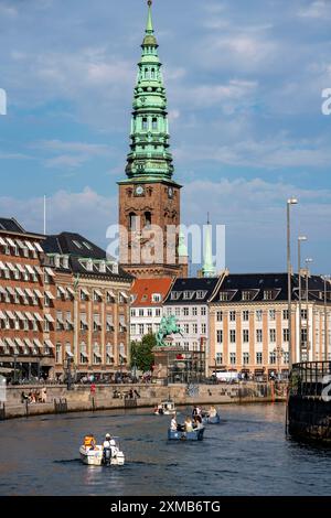 Gammel Strand Square, Stadtzentrum, am Slotholmens Kanal, Turm der Nikolaj Kunsthal, ehemalige Kirche, heute Kunstausstellungshalle, Kopenhagen, Dänemark Stockfoto