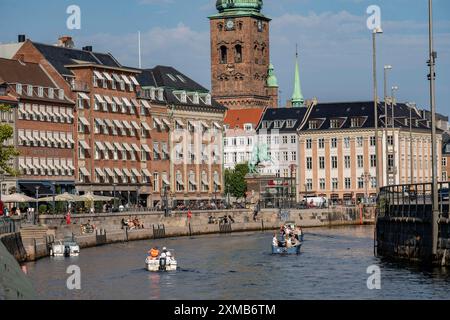 Gammel Strand Square, Stadtzentrum, am Slotholmens Kanal, Turm der Nikolaj Kunsthal, ehemalige Kirche, heute Kunstausstellungshalle, Kopenhagen, Dänemark Stockfoto