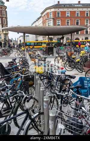 Fahrradparkplatz, U-Bahn-Station Norreport, im Stadtzentrum von Kopenhagen, gilt als Fahrradhauptstadt der Welt, 45 % der Einwohner Stockfoto