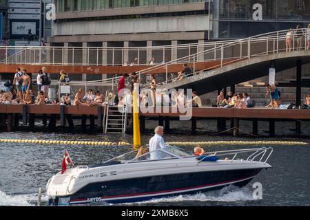 Sommer, Schwimmen im Hafen von Kopenhagen, gibt es offizielle Badeplätze, Hafenbäder und Lidos an vielen Orten, hier die Bolgen Stockfoto