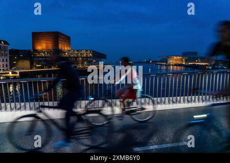 Radfahrer auf der Inderhavnsbroen Fahrrad- und Fußwegsbrücke, über den Hafen, nachts, in Nyhavn, Kopenhagen, gilt als die Fahrradhauptstadt von Stockfoto