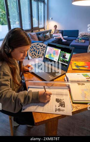 Homeschooling, 2 Mädchen, Schwestern, 11 Jahre alt, zu Hause lernen, Home Learning, Unterricht zu Hause, Fernunterricht, Chat mit Lehrern und Klassenkameraden Stockfoto