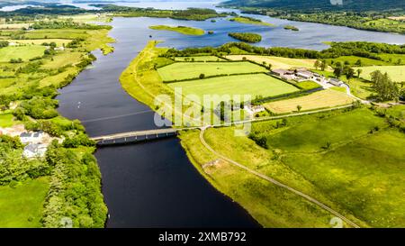 Luftaufnahme des Flusses Erne an der Rosscor Bridge in Enniskillen, Nordirland. Stockfoto