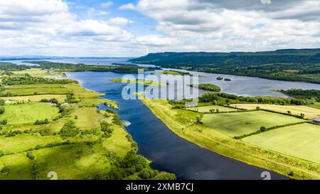 Luftaufnahme des Flusses Erne an der Rosscor Bridge in Enniskillen, Nordirland. Stockfoto