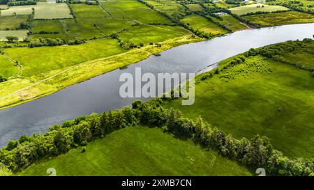 Luftaufnahme des Flusses Erne an der Rosscor Bridge in Enniskillen, Nordirland. Stockfoto