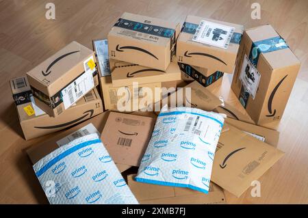 Pakete des Online-Versandunternehmens Amazon, verschiedene Verpackungen, Amazon Prime Stockfoto