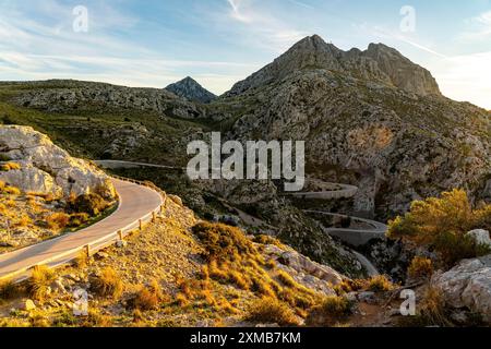 Serpentinenstraße Ma-2141, kurvige Straße nach Sa Calobra, im Nordwesten Mallorcas, Balearen, Spanien Stockfoto