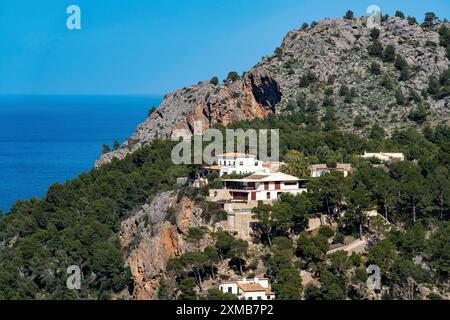 Villen an den Klippen im Nordwesten der Insel, in der Nähe von Alconasser, Serra de Tramuntana, Mallorca, Spanien Stockfoto