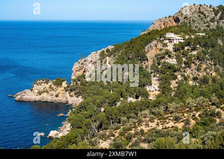 Villen an den Klippen im Nordwesten der Insel, in der Nähe von Alconasser, Serra de Tramuntana, Mallorca, Spanien Stockfoto