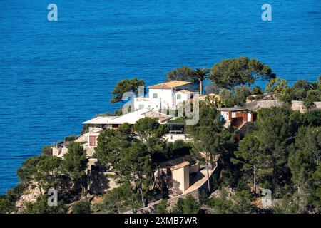 Villen an den Klippen im Nordwesten der Insel, in der Nähe von Alconasser, Serra de Tramuntana, Mallorca, Spanien Stockfoto