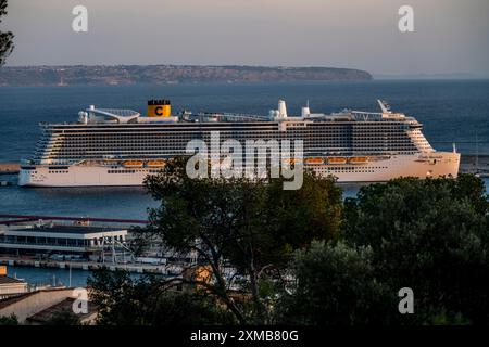 Kreuzfahrtschiff Costa Smeralda, der italienischen Reederei Costa Crociere, verlässt die Bucht von Palma de Mallorca, Balearen, Spanien Stockfoto