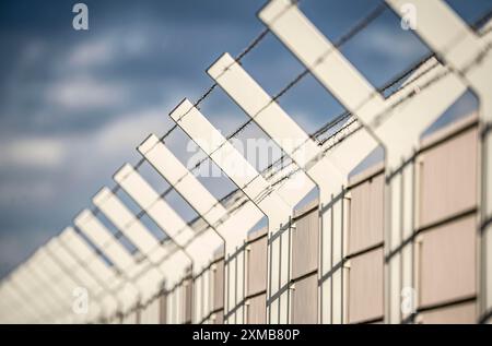 Zaun, Sicherheitszaun, mit Stacheldraht Y-Krone, Flughafen Düsseldorf Stockfoto