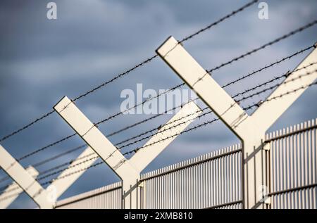 Zaun, Sicherheitszaun, mit Stacheldraht Y-Krone, Flughafen Düsseldorf Stockfoto