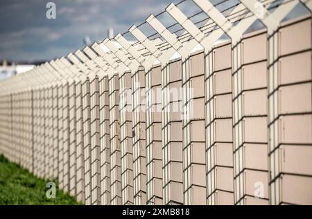 Zaun, Sicherheitszaun, mit Stacheldraht Y-Krone, Flughafen Düsseldorf Stockfoto