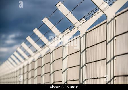 Zaun, Sicherheitszaun, mit Stacheldraht Y-Krone, Flughafen Düsseldorf Stockfoto