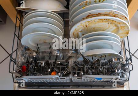 Geschirrspüler, voller schmutzigem Geschirr Stockfoto