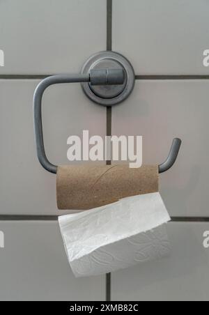 Letztes Blatt von WC-Papier auf einer Rolle Toilettenpapier Stockfoto