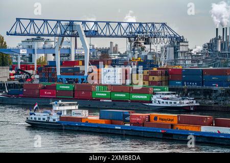 Containerfrachtschiff auf dem Rhein bei Krefeld, Rheinhafen Krefeld, Containerterminal, Maisstärkefabrik Cargill Nordrhein-Westfalen, Deutschland Stockfoto