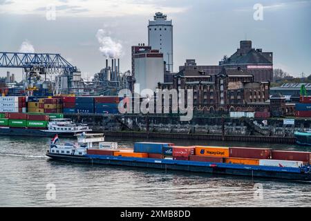 Containerfrachtschiff auf dem Rhein bei Krefeld, Rheinhafen Krefeld, Containerterminal, Maisstärkefabrik Cargill Nordrhein-Westfalen, Deutschland Stockfoto