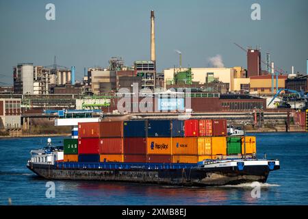 Der Chemiepark Krefeld-Uerdingen, Chempark, in dem mehr als 20 Unternehmen eine Vielzahl von chemischen Produkten herstellen, ist Containerfrachter auf dem Stockfoto