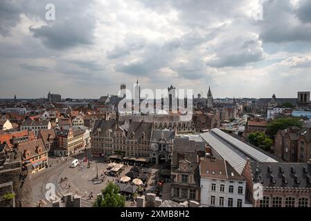 Panoramablick auf den Sint-Veerleplein-Platz und die mittelalterliche Skyline von Gent vom Schloss Gravensteen - Belgien Stockfoto