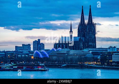 Skyline von Köln, mit Dom, Musical Dome Theater, am Rhein, Nordrhein-Westfalen, Deutschland Stockfoto