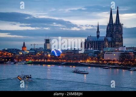 Skyline von Köln, mit Dom, Musical Dome Theater, am Rhein, Nordrhein-Westfalen, Deutschland Stockfoto