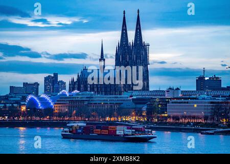 Skyline von Köln, mit Dom, Musical Dome Theater, am Rhein, Nordrhein-Westfalen, Deutschland Stockfoto