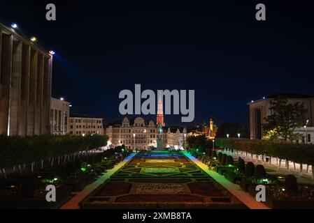 Mont des Arts Garten beleuchtet bei Nacht mit dem Rathausturm in Sicht - Brüssel, Belgien Stockfoto