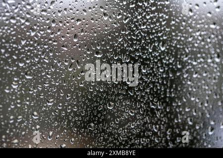 Regnerisches Wetter, Regentropfen auf einer Fensterscheibe Stockfoto