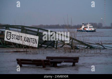 Hochwasser am Rhein, Niederrhein, hier bei Xanten, auf Bislicher Insel, Patrouillenboot der Wasserpolizei, Xanten, Nordrhein-Westfalen, Deutschland Stockfoto