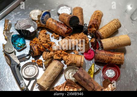 Weinkork, aus alten, überalterten Weinflaschen gewonnen, teilweise bröckelig, weich, faul Stockfoto