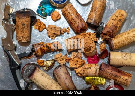 Weinkork, aus alten, überalterten Weinflaschen gewonnen, teilweise bröckelig, weich, faul Stockfoto