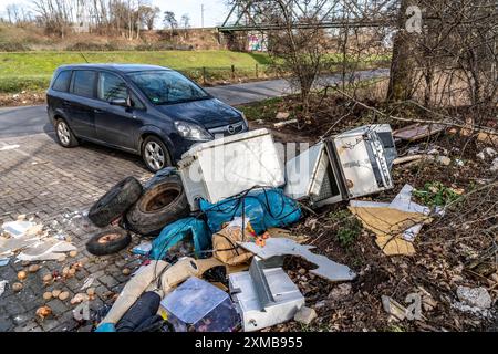 Illegale Abfallentsorgung auf einem Parkplatz, in einem bewaldeten Gebiet, Reifen, Möbel, Kühlschränke, Hausmüll, Ölkannen, Oberhausen Nord Stockfoto