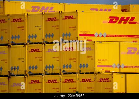 DHL, Deutsche Post, Paketzentrum, Lager für Frachtcontainer, Krefeld, Nordrhein-Westfalen, Deutschland Stockfoto