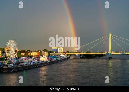 Happy Colonia Jahrmarkt, Corona-konforme Jahrmarkt in der Deutzer Werft, am Rhein, Riesenrad, Severinsbrücke, Rhein, rainbow, ein temporärer Stockfoto