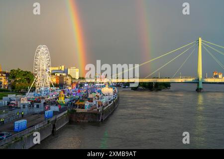 Happy Colonia Jahrmarkt, Corona-konforme Jahrmarkt in der Deutzer Werft, am Rhein, Riesenrad, Severinsbrücke, Rhein, rainbow, ein temporärer Stockfoto