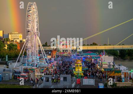 Happy Colonia Jahrmarkt, Corona-konforme Jahrmarkt in der Deutzer Werft, am Rhein, Riesenrad, Severinsbrücke, Rhein, rainbow, ein temporärer Stockfoto